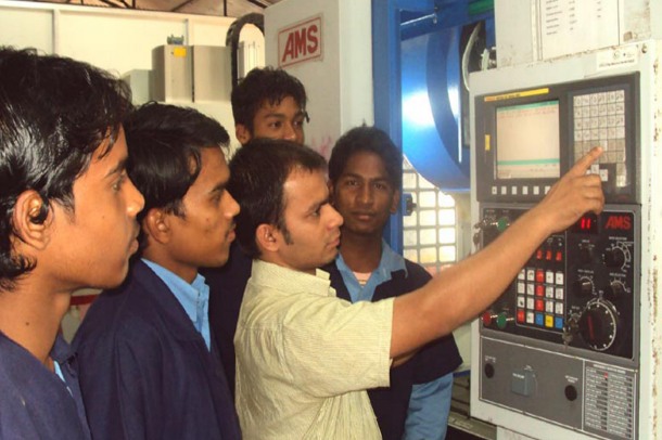 CNC Operator Machining Technician (Milling) (Hindi) CNCOMTMH002